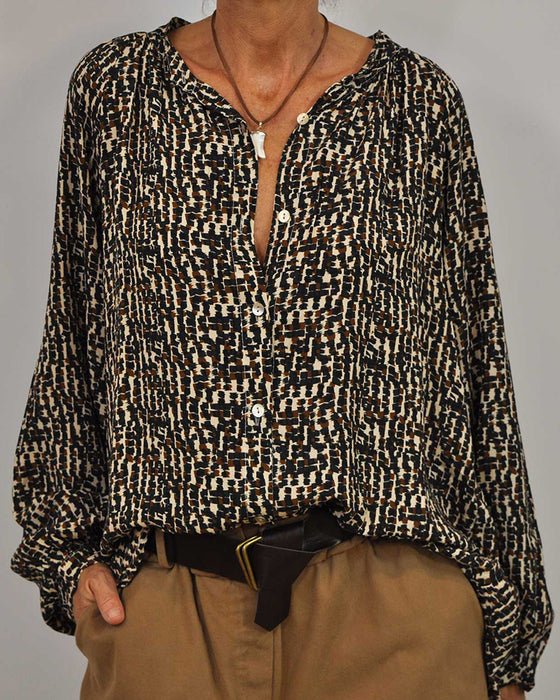 Retro style casual crew neck shirt