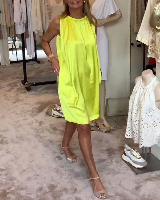 Women's sleeveless pleated solid color dress