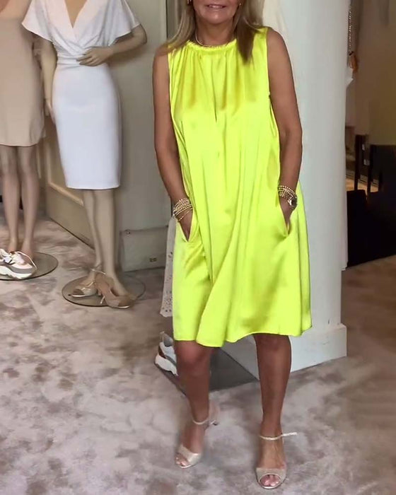 Women's sleeveless pleated solid color dress