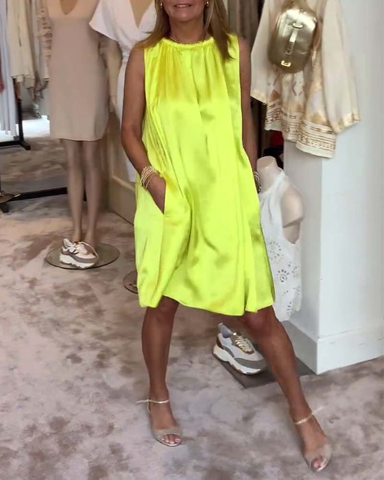 Women's sleeveless pleated solid color dress