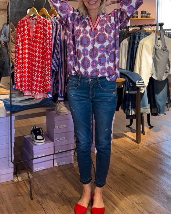 Elegant v-neck blouse with geometric print