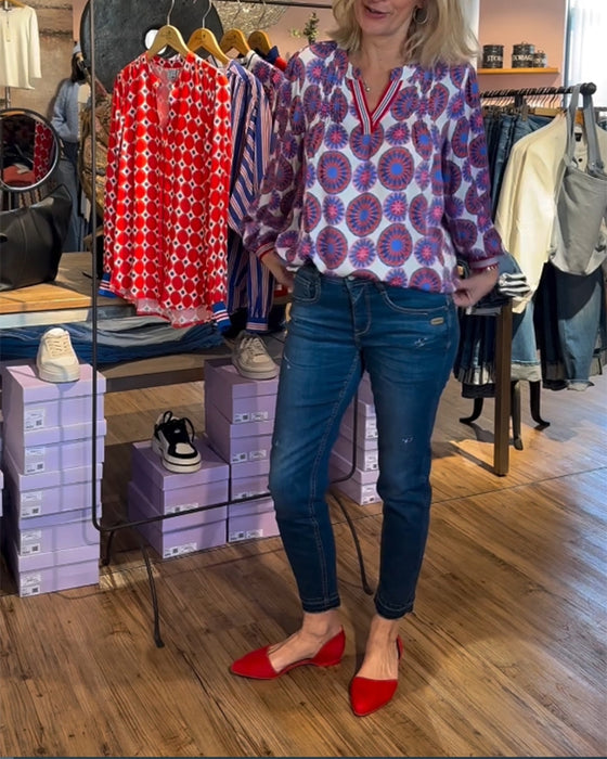 Elegant v-neck blouse with geometric print